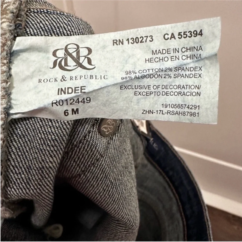 🦋NWT! ROCK & REPUBLIC Mid Rise Slim Boyfriend Distressed Jeans - Size 6